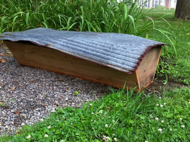 Top-bar hive with barn roofing